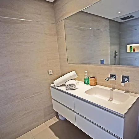 - Frontline 2br Penthouse, Puerto Banus 마르베야